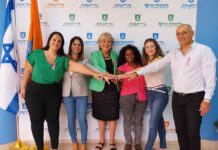 מאות בני נוער ומתנדבים יקחו חלק במבצע "הקש בדלת" בתמונה: הטקס הרשמי בלשכת ראש עיריית נתניה המכריז על צאת מבצע "הקש בדלת" של האגודה למלחמה בסרטן