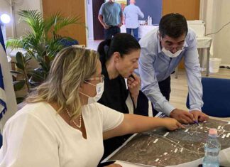 המצור: שרת התחבורה אישרה לביצוע את מחלף אילנות וכביש 561 בתמונה: שרת התחבורה מרב מיכאלי וראש מועצת קדימה צורן קרין גרין בפגישה לבחינת המצב התחבורתי באזור.