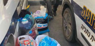 הגיעו בעקבות אירוע אלימות במשפחה, נשארו לסייע ולרהט בתמונה, סלי מזון אותם תרמו שוטרי יחידת השיטור העירוני בנתניה למשפחה במצוקה