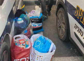 הגיעו בעקבות אירוע אלימות במשפחה, נשארו לסייע ולרהט בתמונה, סלי מזון אותם תרמו שוטרי יחידת השיטור העירוני בנתניה למשפחה במצוקה