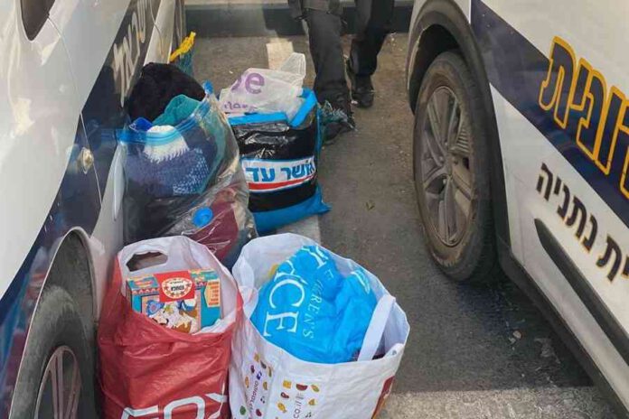 בתמונה, סלי מזון אותם תרמו שוטרי יחידת השיטור העירוני בנתניה למשפחה במצוקה