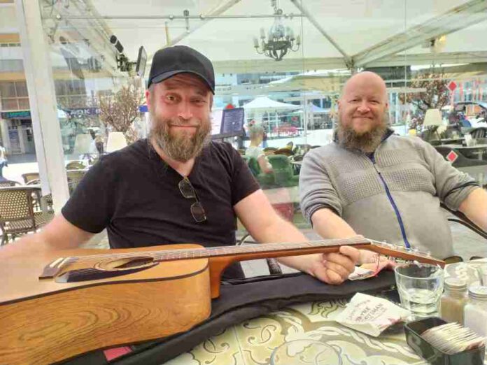 חברי האגודה המתגוררים בעיר סטאוונגר נורבגיה אספו עשרות אלפי דולרים. עם הכסף הם רכשו את כלי הנגינה בנורבגיה ובחנויות מוזיקה בנתניה