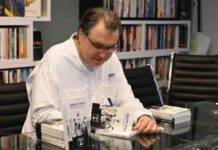 מדינה בהפרעה: הדרך לכנסת והשיטה שתוקעת מדינה שלמה בתמונה: עו"ד אדיר בנימיני חותם על ספריו, במסגרת אירוע השקת הספר "הדרך לכנסת" בהוצאת ספרי ניב. צילום באדיבות ספרי ניב