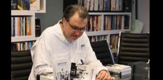 מדינה בהפרעה: הדרך לכנסת והשיטה שתוקעת מדינה שלמה בתמונה: עו"ד אדיר בנימיני חותם על ספריו, במסגרת אירוע השקת הספר "הדרך לכנסת" בהוצאת ספרי ניב. צילום באדיבות ספרי ניב