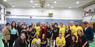 נתניה מציינת את חודש המאבק הבינלאומי למניעת אלימות נגד נשים בתמונה: כדורגלני העבר של מכבי נתניה וכדורגלניות "בנות נתניה" במשחק ראווה עם קריאה לא לאלימות נגד נשים