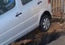 בעקבות הגשמים: בולען נפער בפתח מוסד חינוכי בנתניה בולען בנתניה ומעליו רכב פרטי. צילום מסך מתוך סרטון שהופץ ברשת פייסבוק. פרסום לפי סעיף 27א' לזכויות יוצרים.