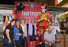 מאות בפתיחת מרכז קהילתי בשכונת אגמים הצעירה בתמונה: ראש עיריית נתניה, חברי מועצה ובכירי הנהלת המתנ"סחם בטקס פתיחת מרכז פנאי ותרבות חדש בשכונת אגמים הצעירה