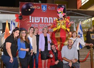 מאות בפתיחת מרכז קהילתי בשכונת אגמים הצעירה בתמונה: ראש עיריית נתניה, חברי מועצה ובכירי הנהלת המתנ"סחם בטקס פתיחת מרכז פנאי ותרבות חדש בשכונת אגמים הצעירה