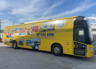טיול מקומי: זו הדרך בו בחרה נתניה להכיר לתלמידים את העיר בתמונה: אוטובוס ממותג כחלק מפרויקט "מסע נתנייתי".