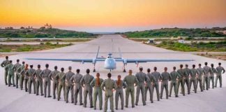 שלושה מבין בוגרי קורס מפעילי כטמ"ם מאזור נתניה בתמונה: בוגרי קורס מספר 40 של חיל האוויר - מטיסי ומפעילי כטמ"ם