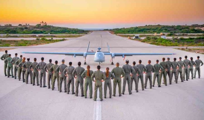 בתמונה: בוגרי קורס מספר 40 של חיל האוויר - מטיסי ומפעילי כטמ