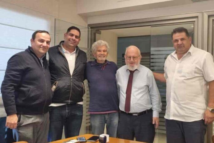 kombination_t בתמונה: ראשי קבוצת איציק תשובה חותמים על עסקת קומבניציה להקמת שלושה מגדלי ענק למגורים ולמסחר בשכונת נוף השרון בנתניה