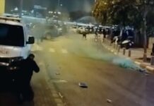 אלימות, רימוני גז, שוטרים ואזרחים פצועים צילום מתוך סרטון שהפיצה משטרת נתניה בו רואים את המהומות מחוץ למתחם אצטדיון נתניה