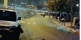 אלימות, רימוני גז, שוטרים ואזרחים פצועים צילום מתוך סרטון שהפיצה משטרת נתניה בו רואים את המהומות מחוץ למתחם אצטדיון נתניה