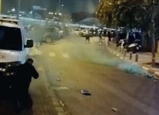 אלימות, רימוני גז, שוטרים ואזרחים פצועים צילום מתוך סרטון שהפיצה משטרת נתניה בו רואים את המהומות מחוץ למתחם אצטדיון נתניה