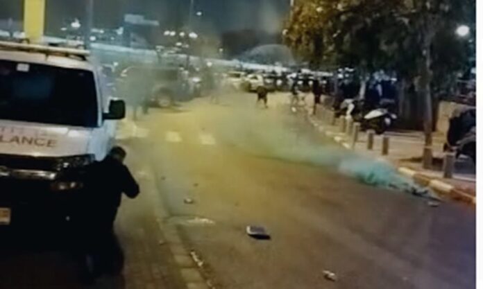 צילום מתוך סרטון שהפיצה משטרת נתניה בו רואים את המהומות מחוץ למתחם אצטדיון נתניה