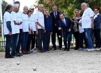 נשיא המדינה ביקר במועצה המקומית קדימה-צורן לציון חגיגות ה-20 לאיחודן בתמונה: הנשיא יצחק הרצוג מתנסה במשחק פטנק - במסגרת ביקור הממלכתי ביישוב קדימה - צורן. צילום חיים צח - לע"מ