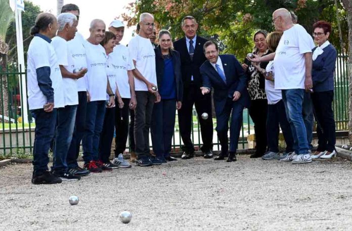 nasi_medina_laam בתמונה: הנשיא יצחק הרצוג מתנסה במשחק פטנק - במסגרת ביקור הממלכתי ביישוב קדימה - צורן. צילום חיים צח - לע
