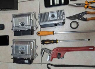 בזכות העירנות: שני גנבי רכב לכדו בכפר יונה בתמונה: הציוד שנשאו שני גנבי רכב בכפר יונה. בתמונה, בין השאר, מחשבים לפריצת רכבים