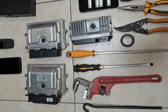 בתמונה: הציוד שנשאו שני גנבי רכב בכפר יונה. בתמונה, בין השאר, מחשבים לפריצת רכבים