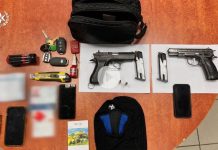 הותר לפרסום: המשטרה מנעה חיסול בשוק נתניה בתמונה: שני אקדחים טעונים, כובעי גרב ומפתחות של רכבים ממוגני ירי