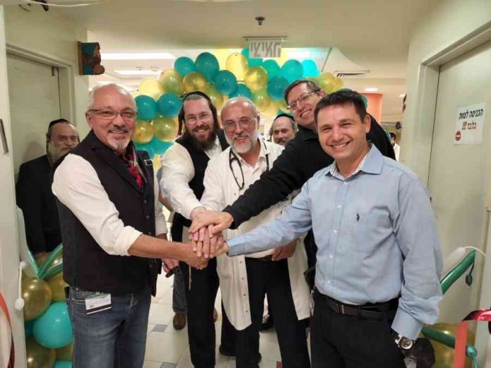 schniedr_hospital בתמונה: בכירי לניאדו ובכירי שניידר פותחים את יחידת כירורגיית ילדים בלניאדו.