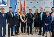 נתניה מרחיבה פעילותה לחיזוק קשרי חוץ ותיירות בתמונה, שגריר סין בישראל ומשלחת אנשי עסקים סינית יחד עם ראש עיריית נתניה מרים פיירברג-איכר.