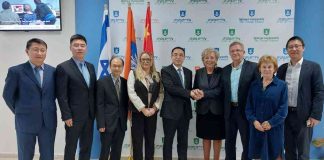 נתניה מרחיבה פעילותה לחיזוק קשרי חוץ ותיירות בתמונה, שגריר סין בישראל ומשלחת אנשי עסקים סינית יחד עם ראש עיריית נתניה מרים פיירברג-איכר.