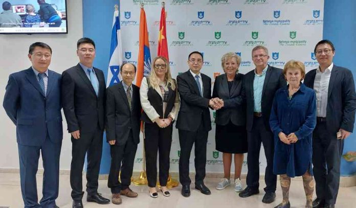 בתמונה, שגריר סין בישראל ומשלחת אנשי עסקים סינית יחד עם ראש עיריית נתניה מרים פיירברג-איכר.
