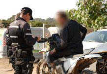החשד: בן 14 השתולל עם טרקטורון ופגע בשוטר בתמונה: שוטר במסגרת מבצע תנועה רחב היקף באזור עמק חפר בוחן רישיונות של רוכב שטח.