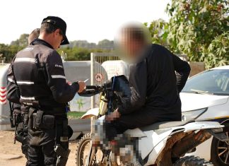 החשד: בן 14 השתולל עם טרקטורון ופגע בשוטר בתמונה: שוטר במסגרת מבצע תנועה רחב היקף באזור עמק חפר בוחן רישיונות של רוכב שטח.