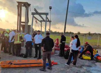 שני פועלים חולצו מבור שפכים אליו נפלו בתמונה: מאמצי החילוץ להוצאת שני פועלים שנפגעו באורח בינוני לאחר שנפלו לבור שפכים. צילום מד"א מבצעי