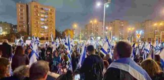 מעל 1000 הפגינו בנתניה במחאה נגד הרפורמה המשפטית המתוכננת בתמונה: מעל אלף מפגינים בנתניה במחאה נגד הרפורמה המשפטית המתוכננת על-ידי ממשלת נתניהו. צילום מתוך דף הפייסבוק של דוד (דודו) סלמה - ממארגני המחאה בנתניה.