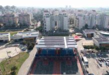 נתניה שוברת שיא בהתקנת מערכות פוטו וולטאיות בתמונה: קירוי מגרש ספורט באמצעות מערכות פוטו וולטאיות. בית ספר אביחי - קריית השרון, נתניה