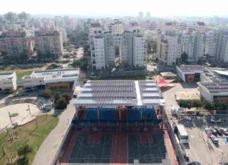 נתניה שוברת שיא בהתקנת מערכות פוטו וולטאיות בתמונה: קירוי מגרש ספורט באמצעות מערכות פוטו וולטאיות. בית ספר אביחי - קריית השרון, נתניה
