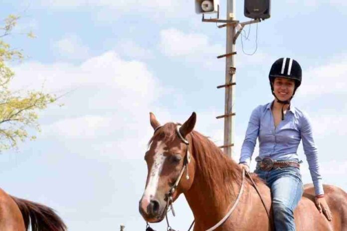 בתמונה: לאנה גובו, תושבת נתניה, אלופת הארץ לנוער ברכיבה על סוסים. צילום נועם שושני