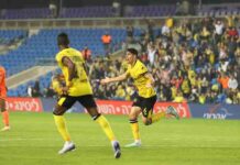 מכבי נתניה הביסה 3:0 את נס ציונה בתמונה: שחקני מכבי נתניה בניצוחו של רן קוז'וך חוגגים עוד שער לזכות הקבוצה על נס ציונה. צילום ניר אנשר - נתניה און ליין - ksn