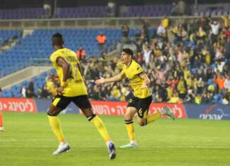 מכבי נתניה הביסה 3:0 את נס ציונה בתמונה: שחקני מכבי נתניה בניצוחו של רן קוז'וך חוגגים עוד שער לזכות הקבוצה על נס ציונה. צילום ניר אנשר - נתניה און ליין - ksn