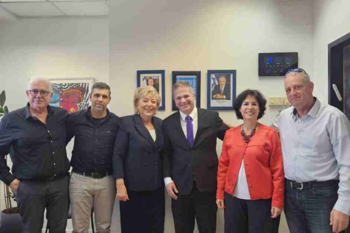 בתמונה: ראש עיריית נתניה ובכירי משרדה בפגישת עבודה עם שר החינוך יואב קיש