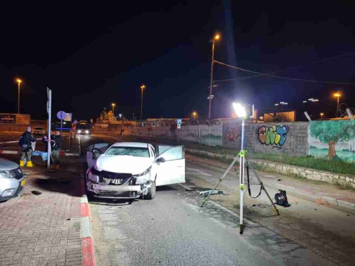 בתמונה: חוקרי משטרת נתניה אוספים ראיות מרכב שהתפוצץ ובו התגלו שרידי אמל