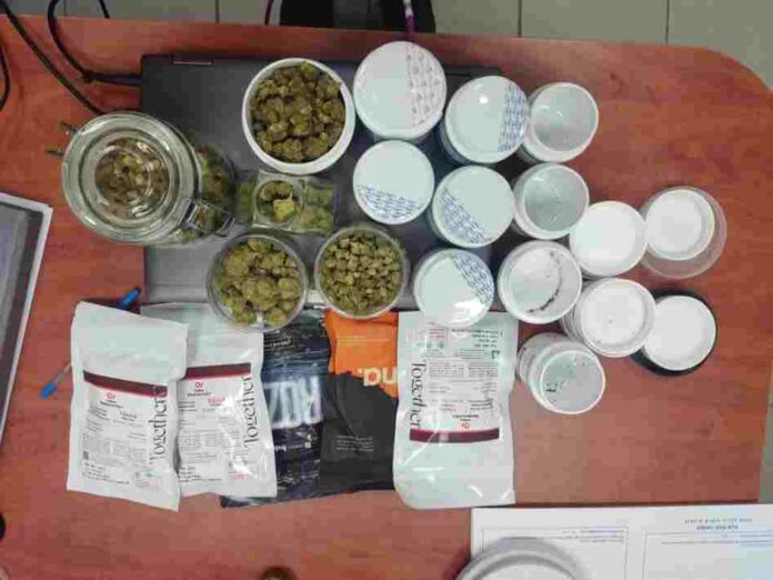 בתמונה: סמים שנמצאו אצל הנאשם במכירתם לקטינים ולבגירים.