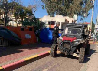 עמק חפר: המשטרה הורידה מהכביש 15 כלי רכב בתמונה: שוטרי שדות בוחנים רישיונות ומצב רכב שטח באזור עמק חפר.