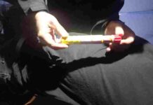 כדורגל: המשטרה עיכבה קטין בחשד לניסיון החדרת אבוקה בתמונה: אבוקה שנמצאה בחיפוש על נער בן 17, שלטענת המשטרה ניסה להכניסה אל תוך אצטדיון מכבי נתניה