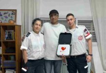לקה בהתקף לב בזמן נסיעה – ניצל ממוות בזכות דפיברילטור אוריאל ראובנס ושכניו, אנשי מד"א שהצילו את חייו באמצעות מכשיר דפיברילטור.