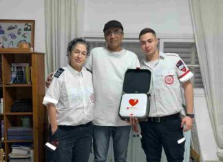 לקה בהתקף לב בזמן נסיעה – ניצל ממוות בזכות דפיברילטור אוריאל ראובנס ושכניו, אנשי מד"א שהצילו את חייו באמצעות מכשיר דפיברילטור.
