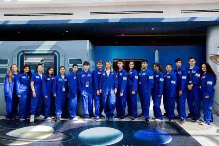 בתמונה, בני נוער ואסטרונאוטים במסגרת ביקור במרכז החלל בנתניה - פלנתניה