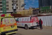 עוכבו לחקירה מנהלי אתר בניה בנתניה בו נהרג פועל בתמונה, אמבולנס מד"א מפנה את אחד הפצועים בתאונת עבודה שארעה בנתניה. צילום מד"א מבצעי