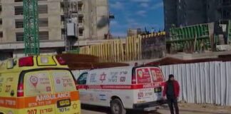 עוכבו לחקירה מנהלי אתר בניה בנתניה בו נהרג פועל בתמונה, אמבולנס מד"א מפנה את אחד הפצועים בתאונת עבודה שארעה בנתניה. צילום מד"א מבצעי