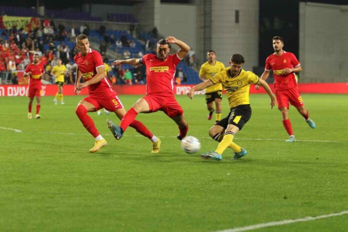 בתמונה: שחקני מכבי נתניה מנסים לעצור את אשדוד במשחק בו הפסידו הצהובים - שחורים 2:0. צילום ניר אנשר - נתניה און ליין - ksn