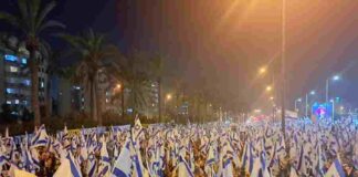 מעל 15,000 בנתניה בהפגנה השישית ברציפות נגד המהפכה המשפטית בתמונה: אלפים מתושבי נתניה במחאה נגד המהפכה המשפטית - זו השבת השישית ברציפות